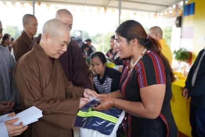 HT.Thích Bảo Nghiêm thăm và trao 200 phần quà cho đồng bào dân tộc thiểu số tại huyện A Lưới